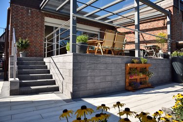 Vario-Line Mauersysteme und unsere Terrassenbohle Lignum in Weiß und Grau , Moderne Terrassengestaltung mit Beton