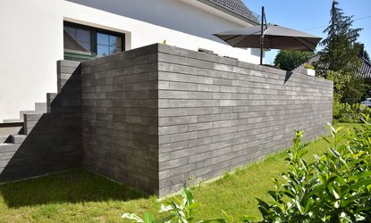 Garten-Mauer als Terrassensichtschutz