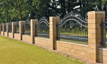 Mauer-Zaun-System Vario-Line® in Créme-Beige meliert mit LED-Leuchtrahmen, Pfeiler mit Steinen gestalten